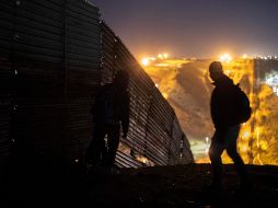 En su mañanera de este jueves, AMLO señaló que el presidente Joe Biden le ha informado que llevará tiempo el definir y ordenar una nueva política migratoria. NTX / ARCHIVO
