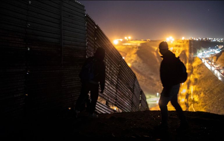 En su mañanera de este jueves, AMLO señaló que el presidente Joe Biden le ha informado que llevará tiempo el definir y ordenar una nueva política migratoria. NTX / ARCHIVO