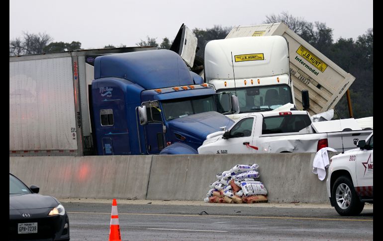 Vehículos quedaron apilados tras el accidente en  en la Interestatal 35 cerca del centro de Fort Worth, en Texas. AP/The Dallas Morning News/L. Jenkins