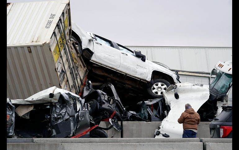 Vehículos quedaron apilados tras el accidente en  en la Interestatal 35 cerca del centro de Fort Worth, en Texas. AP/The Dallas Morning News/L. Jenkins