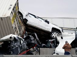 Vehículos quedaron apilados tras el accidente en  en la Interestatal 35 cerca del centro de Fort Worth, en Texas. AP/The Dallas Morning News/L. Jenkins