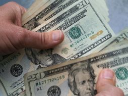 El peso reportó una apreciación frente al dólar de 0.4% con relación al viernes. AP/ARCHIVO