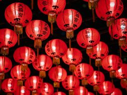 El Año Nuevo chino también es conocido como el Festival de la Primavera y la decoración de linternas rojas en las calles es uno de los rasgos más representativos. ESPECIAL / PEXELS