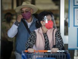 Como parte de las medidas para reducir los contagios de COVID-19, las autoridades ordenaron restringir la entrada de los adultos mayores a los supermercados. EL INFORMADOR/F. Atilano