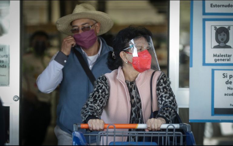 Como parte de las medidas para reducir los contagios de COVID-19, las autoridades ordenaron restringir la entrada de los adultos mayores a los supermercados. EL INFORMADOR/F. Atilano