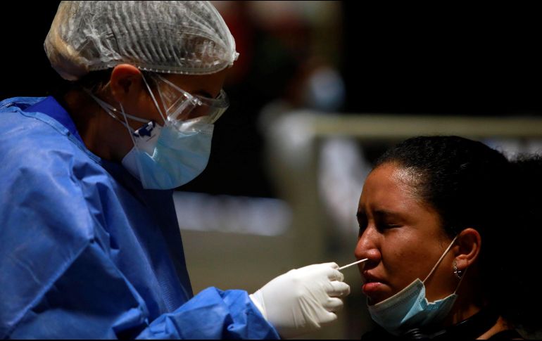 Afirman que se garantizará que en todo momento se cuente con las pruebas y métodos necesarias para la detección del SARS-CoV-2 en Jalisco. EFE/ D. Alday