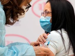 Aseguran que con la primera dosis de la vacuna anti COVID se alcanza una buena inmunidad. AFP