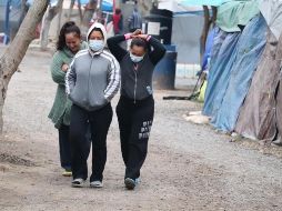 Migrantes centroamericanos en un campamento ubicado a orillas del río Bravo, en Matamoros. EFE/A. Pineda-Jacome
