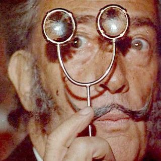 Subastarán fotografía de Dalí en el sofá “Labios”