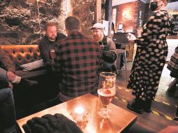 Los negocios ya pueden tener actividades sociales. AFP