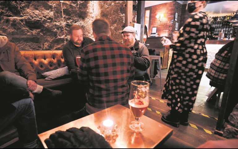 Los negocios ya pueden tener actividades sociales. AFP