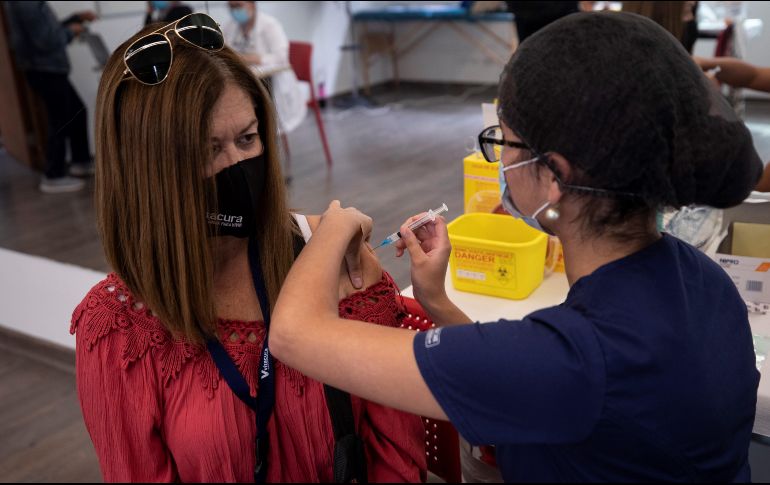 El gobierno chileno contempla que para junio esté vacunado el 80% de su población. EFE/A. Valdés