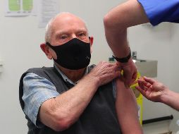 Esta semana comienza la aplicación masiva de las vacunas anti COVID-19, donde los primeros en recibir el biológico serán los adultos mayores. AFP/ARCHIVO