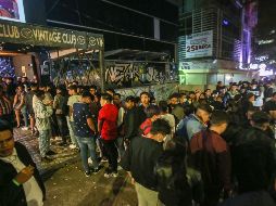 En avenida Chapultepec, cientos de jóvenes aprovecharon el relajamiento de restricciones para tratar de entrar a bares como Vintage Club. EL INFORMADOR/G. Gallo