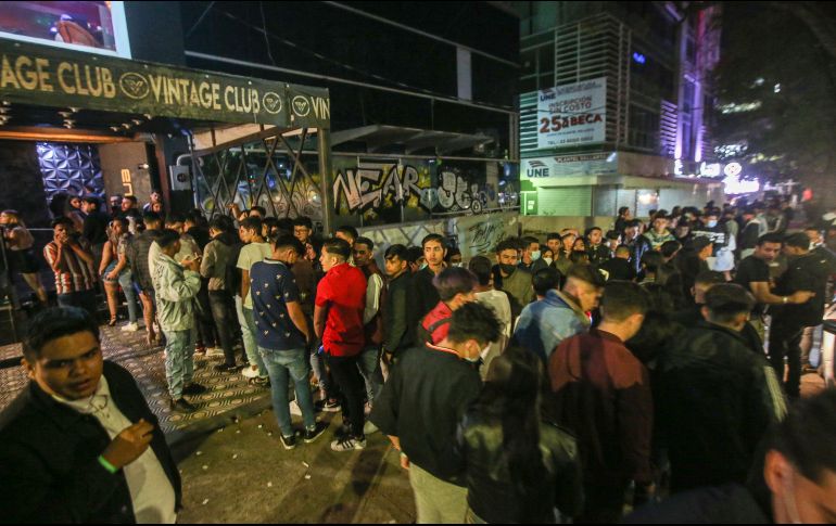 En avenida Chapultepec, cientos de jóvenes aprovecharon el relajamiento de restricciones para tratar de entrar a bares como Vintage Club. EL INFORMADOR/G. Gallo