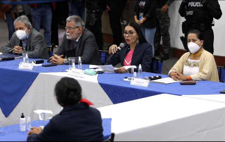 Diana Atamaint, presidenta del CNE, anuncia la decisión. AFP/C. Vega