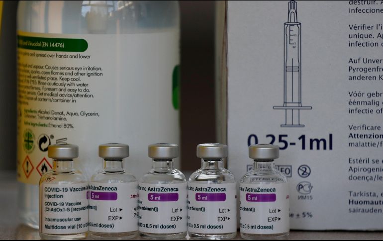 México fue el primer país latinoamericano en iniciar la vacunación contra el COVID, pero hasta ahora sólo se han suministrado 726 mil 313 vacunas. AFP / ARCHIVO