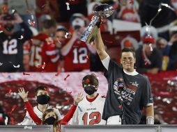 Tom Brady lanzó el trofeo Vince Lombardi al río Hillsborough, durante las celebraciones por la victoria del Super Bowl LV. EFE / ARCHIVO
