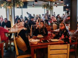 RELAJAN PREVENCIÓN.  Una vez finalizado el botón de emergencia en el Estado, el cual contemplaba medidas más estrictas en negocios, los tapatíos llenaron restaurantes pese a que el riesgo de contagio aún es alto. EL INFORMADOR • G. GALLO