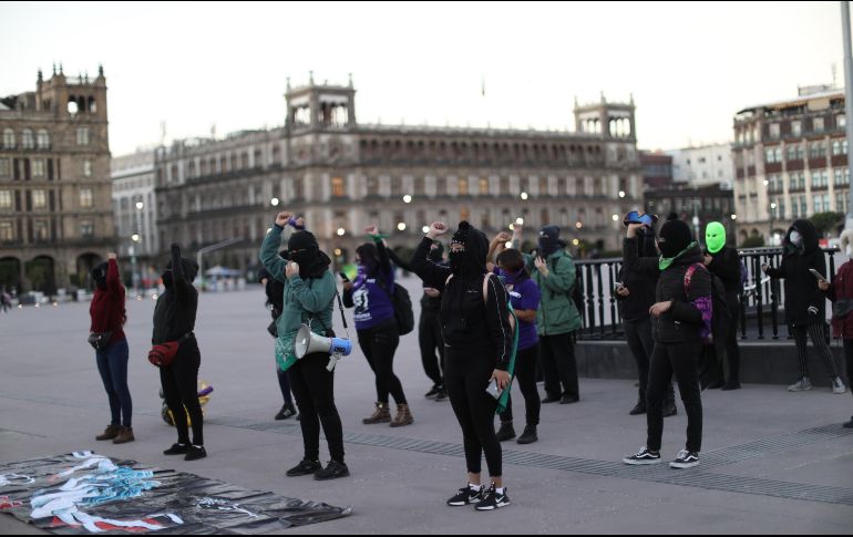 Las manifestantes señalaron que Salgado Macedonio no debería estar en ninguna boleta, ni ser candidato de ningún partido, sino estar dentro de una cárcel. EFE / S. Gutiérrez
