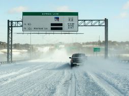 Un puente cubierto de nieve en Austin, Texas. AP/Austin American-Statesman/J. Janner