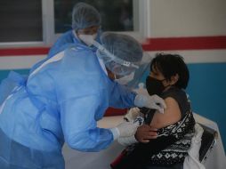 María Martha Vacio tiene 64 años. Llegó al Centro de Salud de Eztlatlán a las 06:00 horas y logró ser la primer adulta mayor en recibir la vacuna contra COVID-19 en este municipio. EL INFORMADOR / F. Atilano