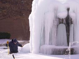Un trabajador rompe hielo de una fuente en Richardson, Texas. AP/LM Otero