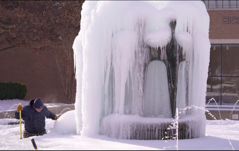 Un trabajador rompe hielo de una fuente en Richardson, Texas. AP/LM Otero