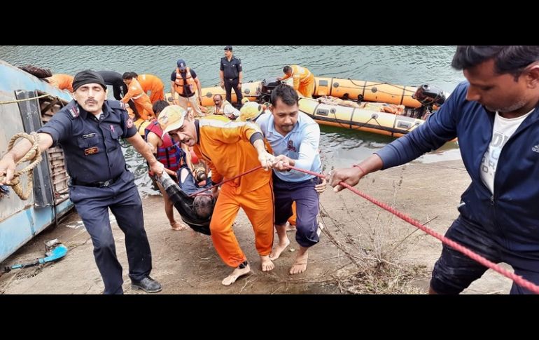 El accidente se produjo cuando el autobús se salió de la carretera y se precipitó a un canal cerca de la localidad de Satna. EFE