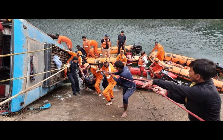 El accidente se produjo cuando el autobús se salió de la carretera y se precipitó a un canal cerca de la localidad de Satna. EFE