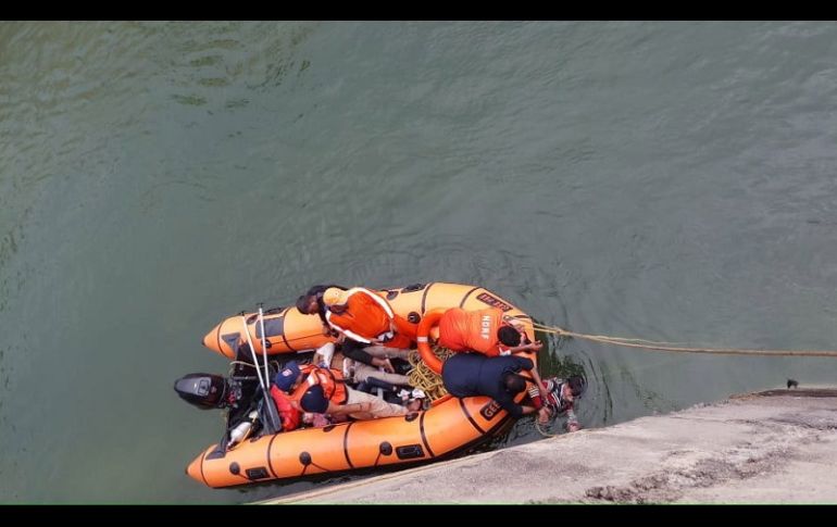 El accidente se produjo cuando el autobús se salió de la carretera y se precipitó a un canal cerca de la localidad de Satna. EFE