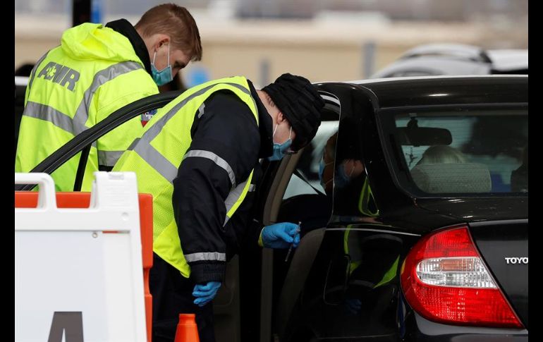 Varias decenas de automovilistas ya estaban haciendo fila en los centros de vacunación desde media hora antes de la apertura a las nueve de la mañana. EFE/J. Mabanglo