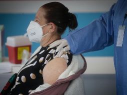 Decenas de adultos mayores acudieron este martes a vacunarse al Centro de Salud de Etzatlán, donde arrancó la segunda etapa de vacunación. EL INFORMADOR/F. Atilano