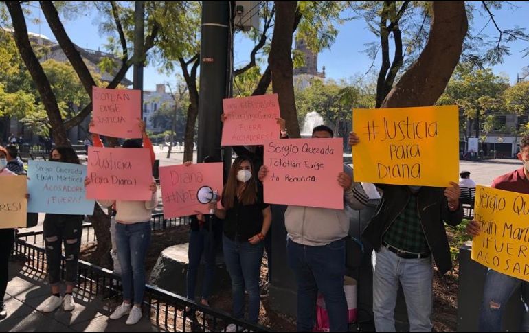 Un grupo de pobladores del municipio se manifestaron frente al Congreso para pedir que se sancione al alcalde. Cortesía