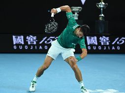 EXPLOTÓ. Novak Djokovic estalló y rompió su raqueta golpeándola contra el suelo, en un momento de frustración durante el encuentro. AFP