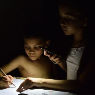 Acuerdan AMLO e IP llevar telefonía a comunidades apartadas