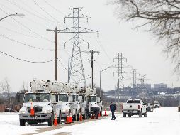 Personal de la compañía eléctrica Pike se prepara para trabajar después de la tormenta. AFP/R. Jenkins