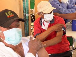 Dos adultos mayores reciben la vacuna contra el coronavirus en el poblado de Cuicatlán, Oaxaca. EFE/D. Ricardez