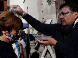 En esta ocasión la ceniza se coloca en la nuca para evitar contacto debido a la pandemia del coronavirus. EL INFORMADOR/ J. Velazco