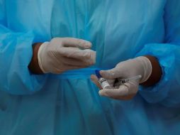 Una enfermera prepara la segunda dosis de la vacuna Pfizer/BioNTech contra el COVID-19 para aplicarla al personal de la Salud del Hospital Santo Tomás, en Ciudad de Panamá. EFE/B. Velasco