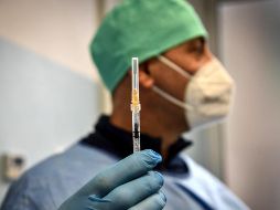 Otro aspecto que ha detectado la OMS es que las vacunas anticovid de fabricantes como Johnson & Johnson, Novavax o AstraZeneca tienen menor eficacia ante esta variante. EFE / M. Corner