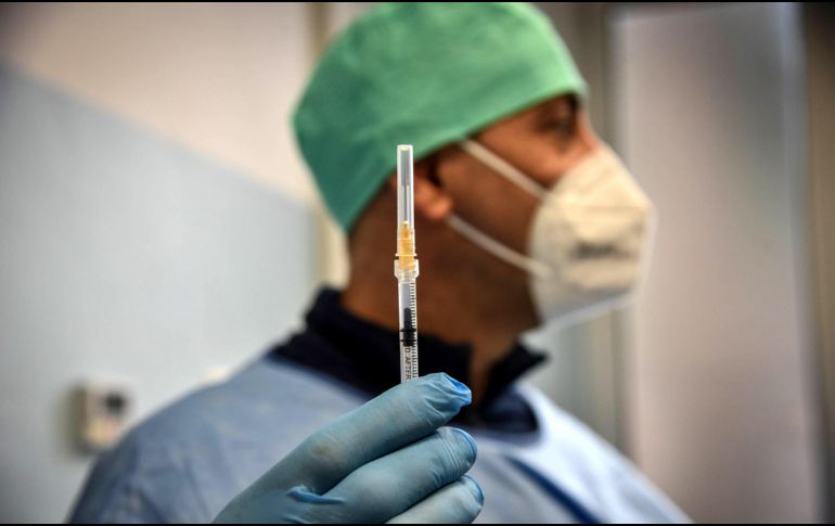 Otro aspecto que ha detectado la OMS es que las vacunas anticovid de fabricantes como Johnson & Johnson, Novavax o AstraZeneca tienen menor eficacia ante esta variante. EFE / M. Corner