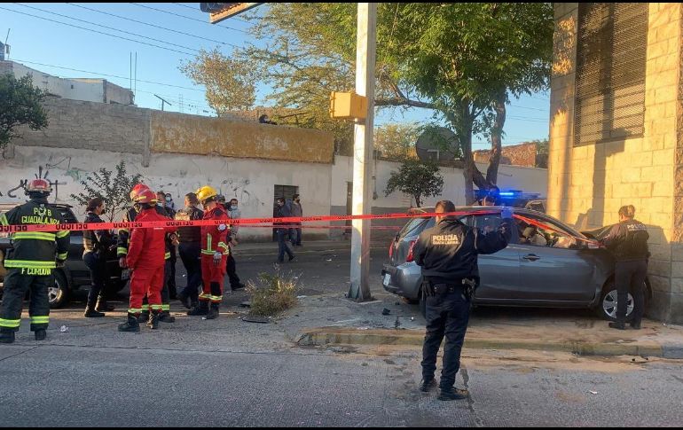 Los maleantes quedaron prensados dentro de su auto al impactarse en un muro. ESPECIAL