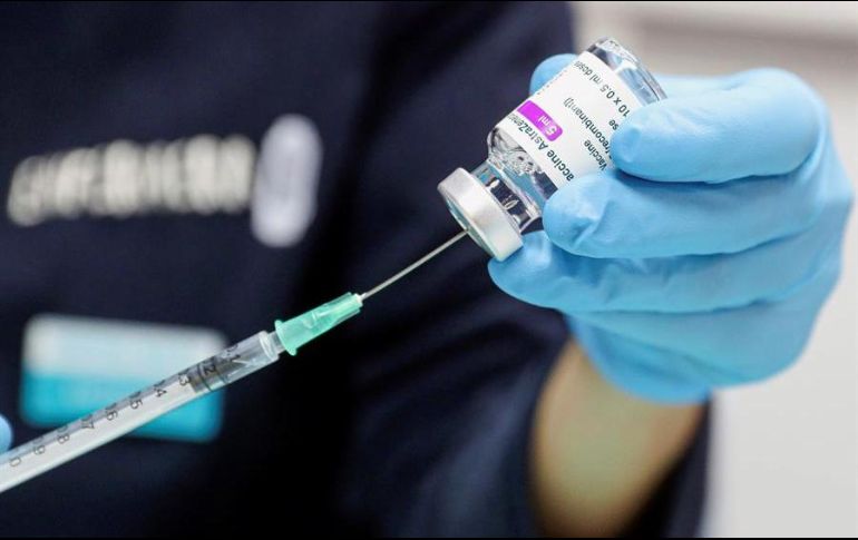 El subsecretario de Salud, Hugo López Gatell, aseguró que ya no se tomarían más fotos de las credenciales de elector en los puestos de vacunación. EFE/J. Cebollada