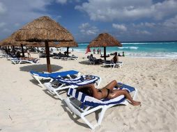 Turistas disfrutan de la playa en Cancún. EFE/A. Cupul