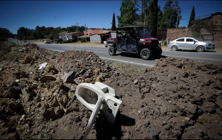 Este medio de comunicación observó que a lo largo de la carretera hay escombros y desechos como basura orgánica, tubos, animales muertos y hasta un escusado. EL INFORMADOR/F. Atilano