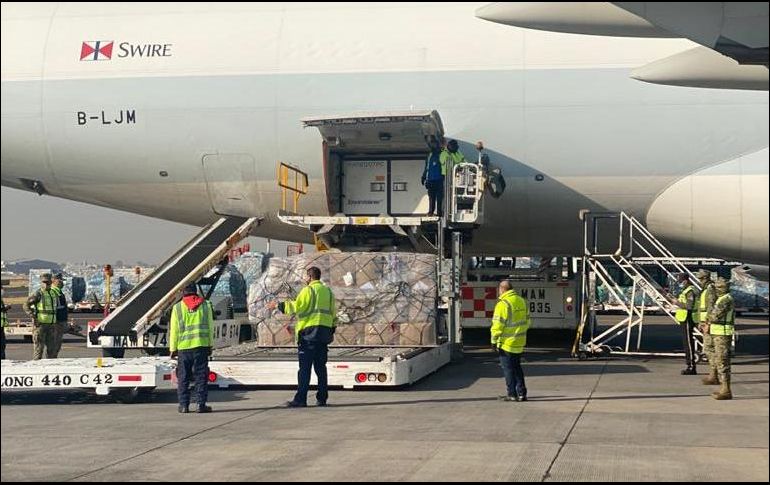 ''A partir de hoy México estará aplicando vacunas Pfizer, AstraZeneca y Sinovac.  Llegarán en total 10 millones de dosis de esta vacuna en las semanas siguientes'', informó el canciller en Twitter. TWITTER /@m_ebrard