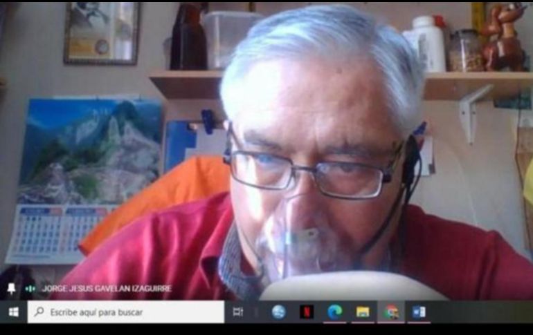 Sus alumnos viralizaron imágenes donde el profesor, quien trabajó para la universidad por 35 años, se aprecia explicando un tema frente a la pantalla de su computadora conectado a un tanque de oxígeno. TWITTER / @Narcan75