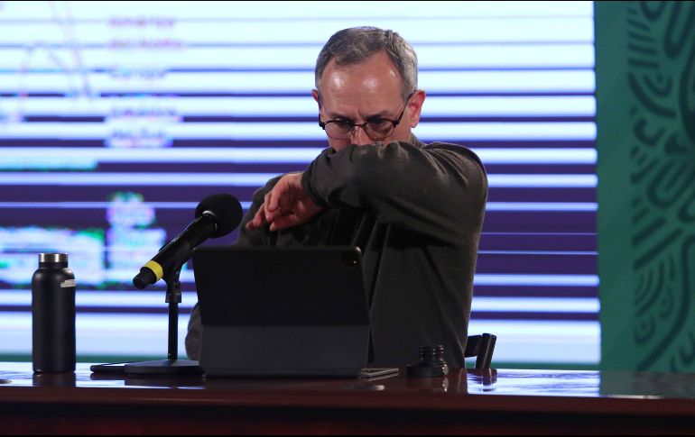 ''Estaré trabajando desde casa, pendiente de la estrategia de vacunación'', informó López-Gatell en su cuenta de Twitter. SUN / C. Mejía