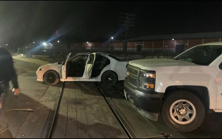 El imputado pudo ser detenido ya que su automotor se atoró con las vías del tren. ESPECIAL